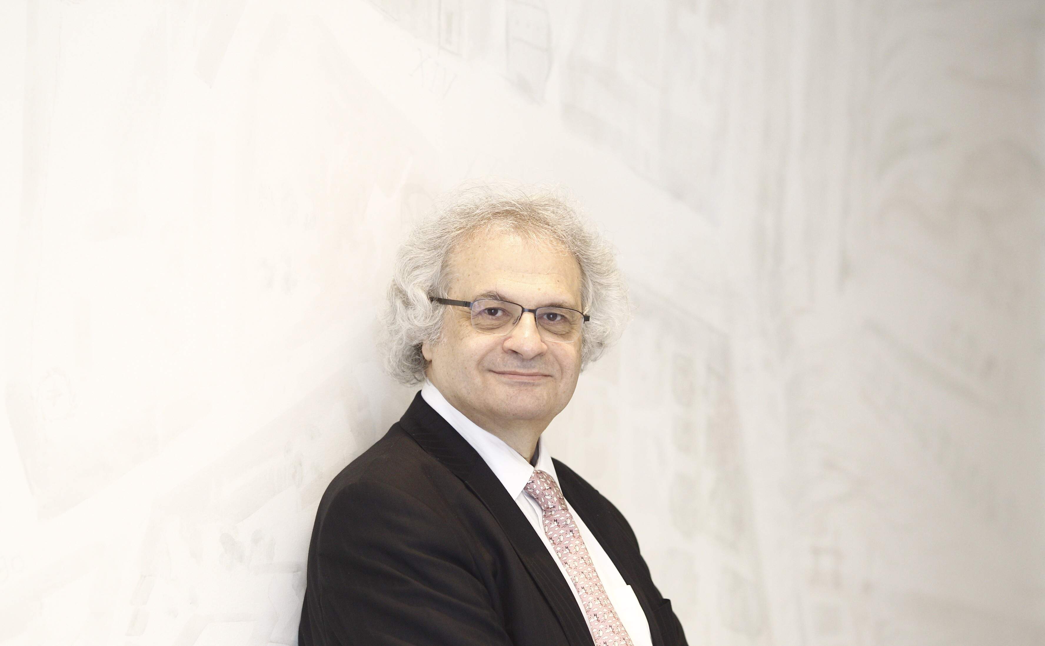 Amin Maalouf: "La humanidad se podría deshacer de las calamidades que lo han afligido"