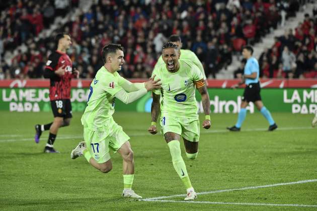 Raphinha y Casadó celebran un gol del Barça en el campo del Mallorca / Foto: EFE