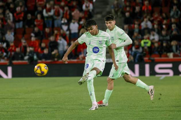 Lamine Yamal executa una centrada durant el Mallorca - Barça / Foto: EFE