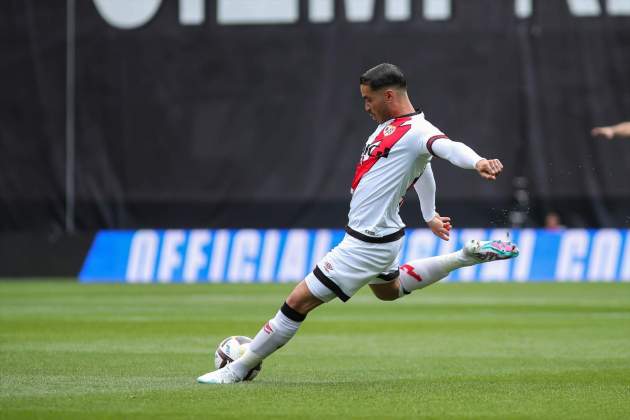 Raúl de Tomás xuta durant un partit del Rayo Vallecano / Foto: Europa Press