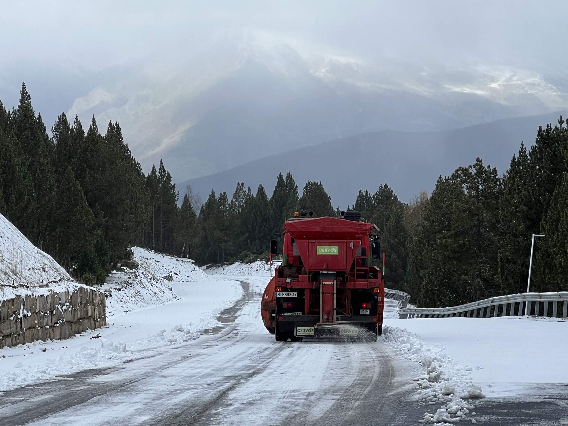 Les màquines llevaneu, preparades davant la primera possible nevada al Pirineu el cap de setmana