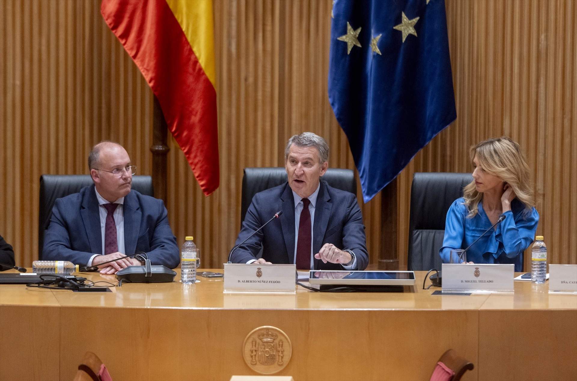 Feijóo acusa a Sánchez de actuar como el independentismo denunciando una “falsa persecución judicial”