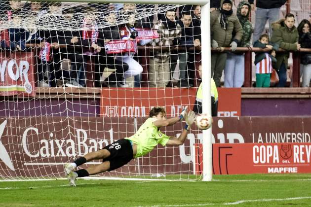 Pol Arnau atura el penal contra el Girona i classifica el Logronyès / Foto: EFE