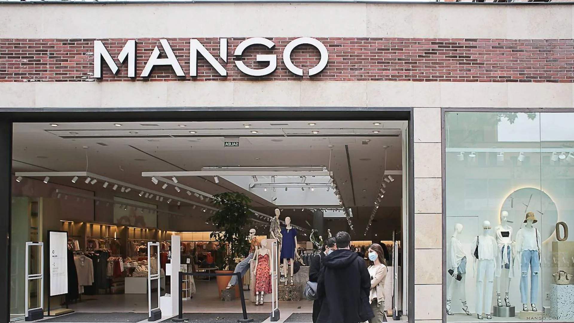 Mango tiene el vestido de gasa perfecto para eventos: elegante, ligero y con movimiento