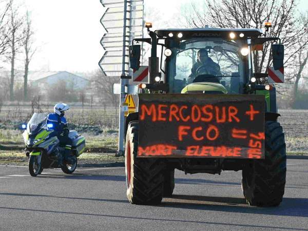 EuropaPress 6389539 december 2024 agricultor francaas protesta tractor mostrant cartell contra