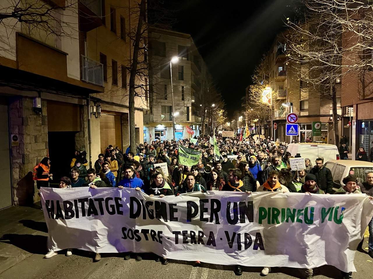 Manifestación multitudinaria en La Seu d'Urgell para reclamar vivienda digna en el Pirineu