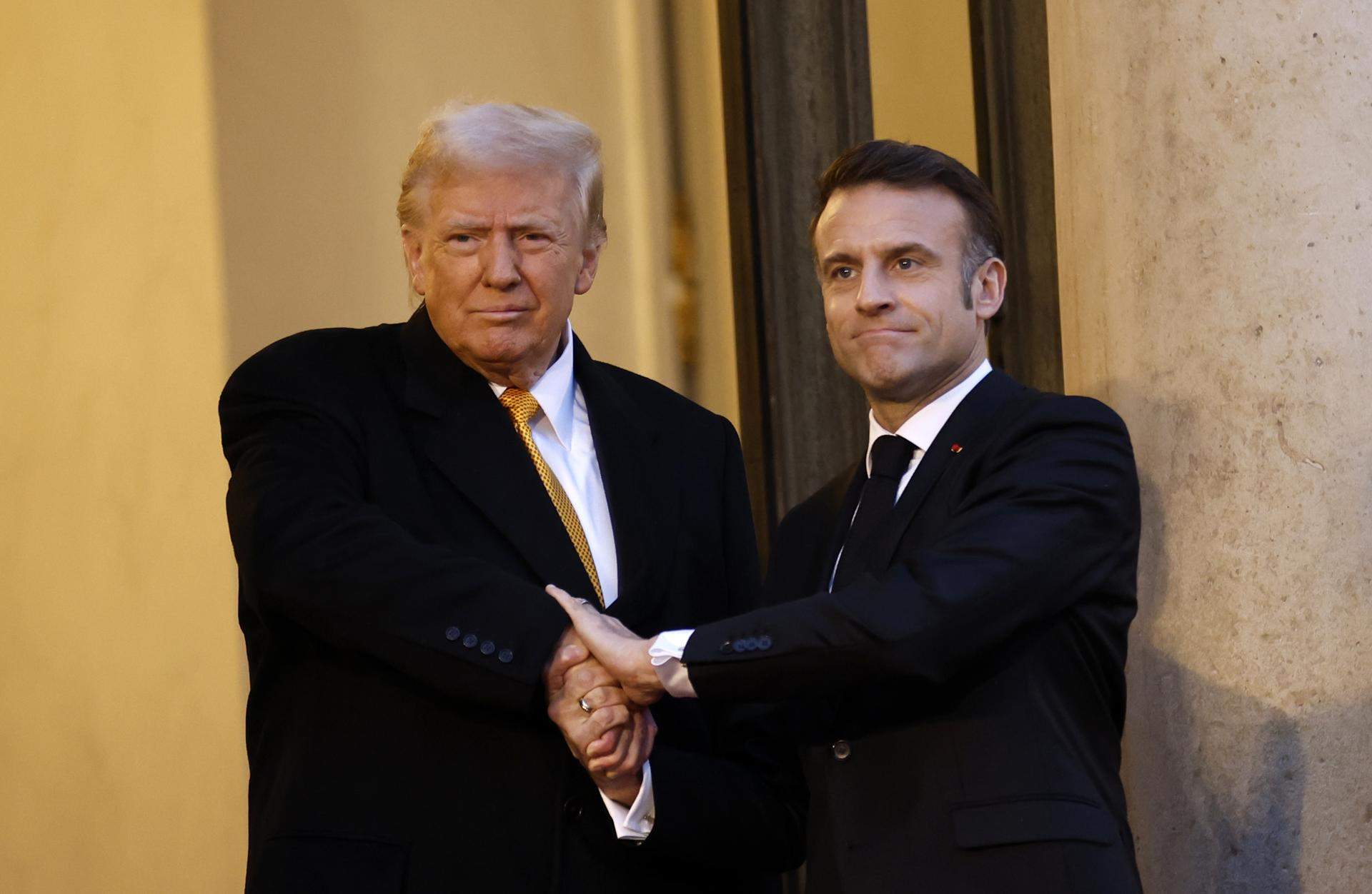 La intimidatòria encaixada de mans de Trump a Macron en la seva arribada a París | VÍDEO