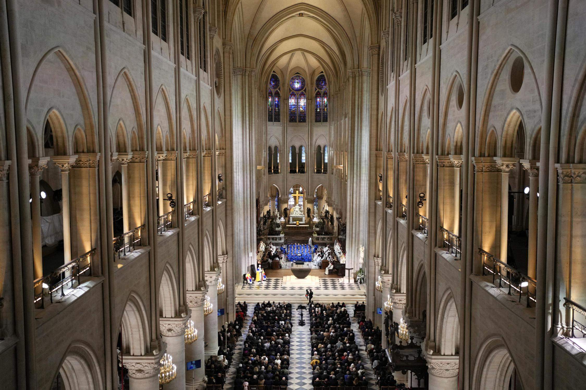 Portades | París bé val una missa… a Notre-Dame (excepte per a Espanya)