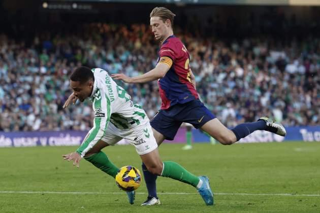 Vitor Roque Frenkie de Jong Betis Barça / Foto: EFE