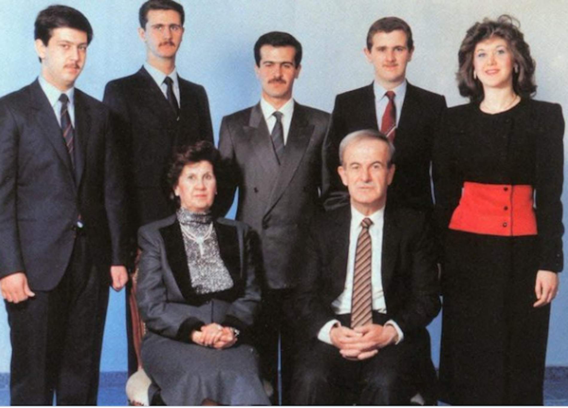 La familia Al Assad. Bashar a l'Assad, segon d'esquerra a dreta, dret. Asseguts, en primer pla, el seu pare, el mort president Hafez a l'Assad. Jpeg