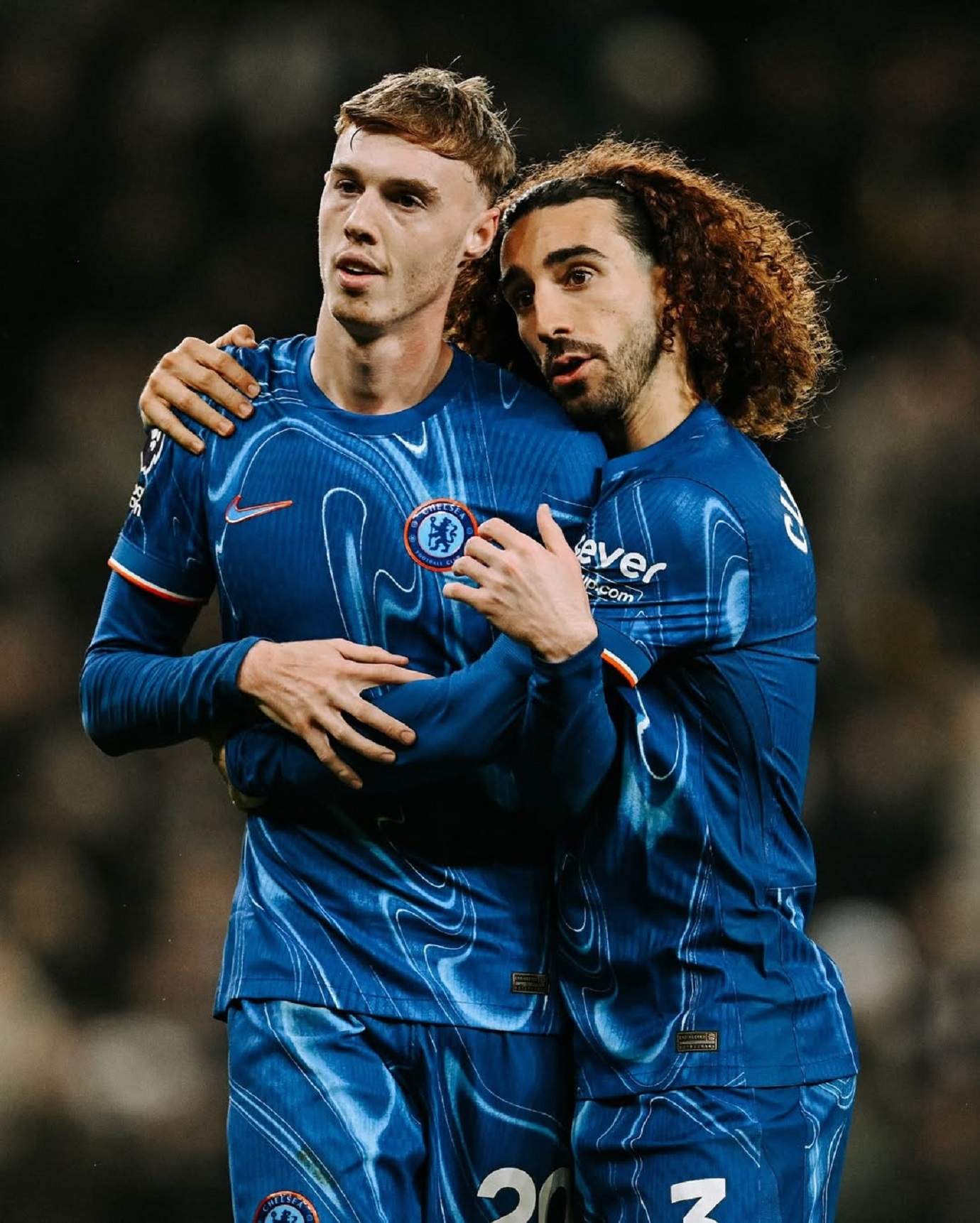 La curiosa disculpa de Marc Cucurella amb l'afició del Chelsea: llança les botes a la brossa