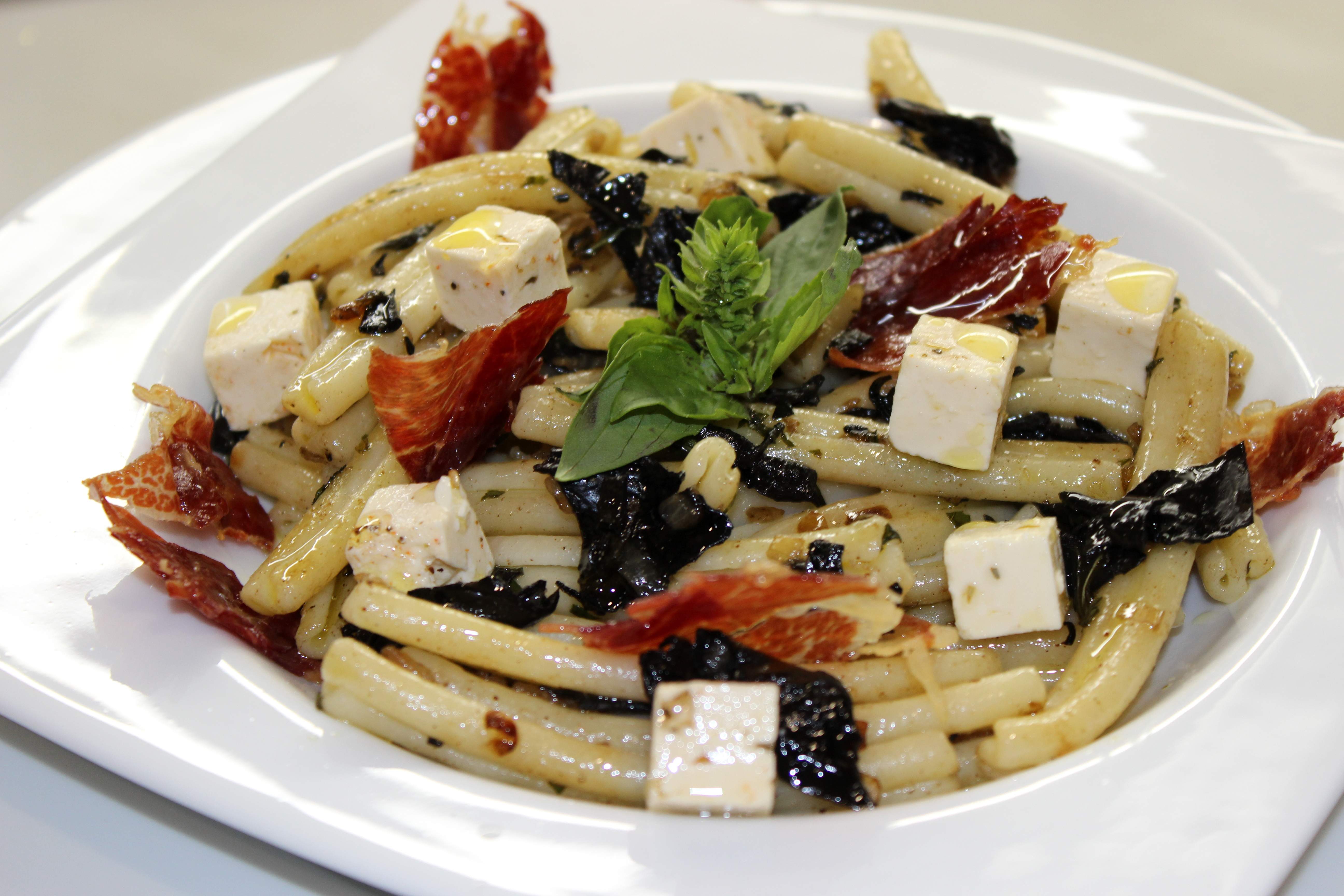 Fusilli amb trompetes de la mort, daus de formatge feta i cruixent ibèric / Foto: Albert Vilas