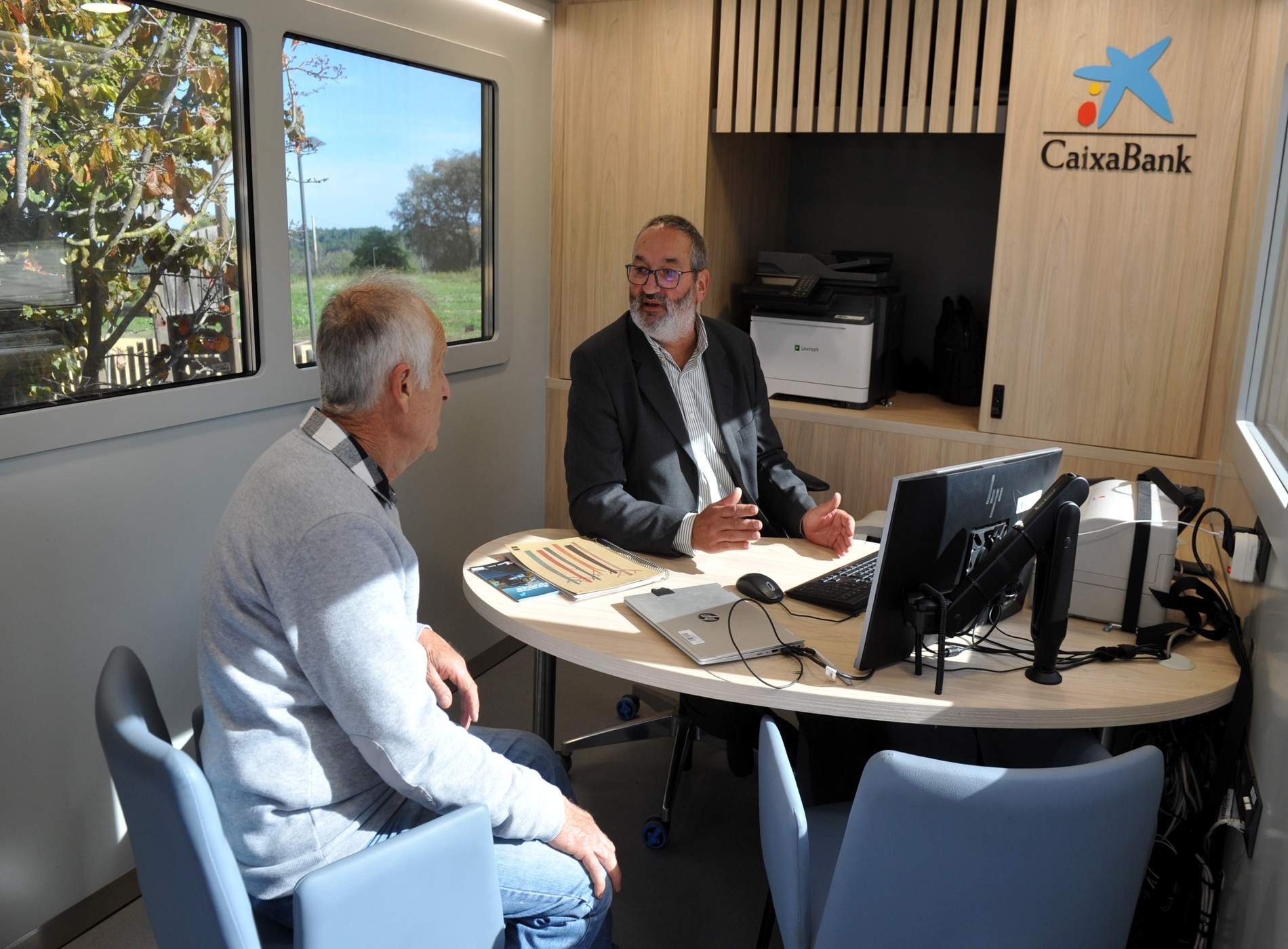 CaixaBank i la Generalitat porten oficines mòbils a 458 municipis catalans sense servei financer