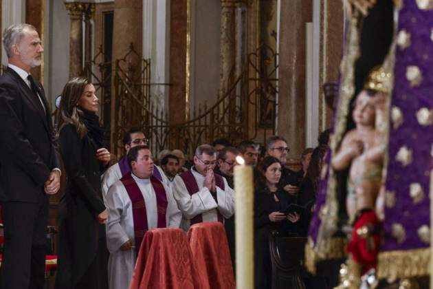 Felipe y Letizia en la misa funeral