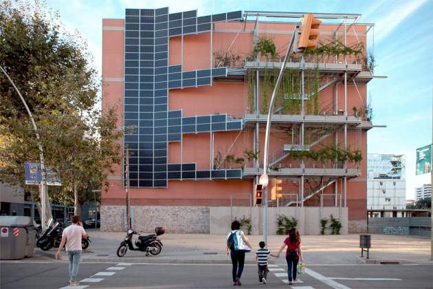 Mitgera solar fotovoltaica al carrer de la Ciutat de Granada