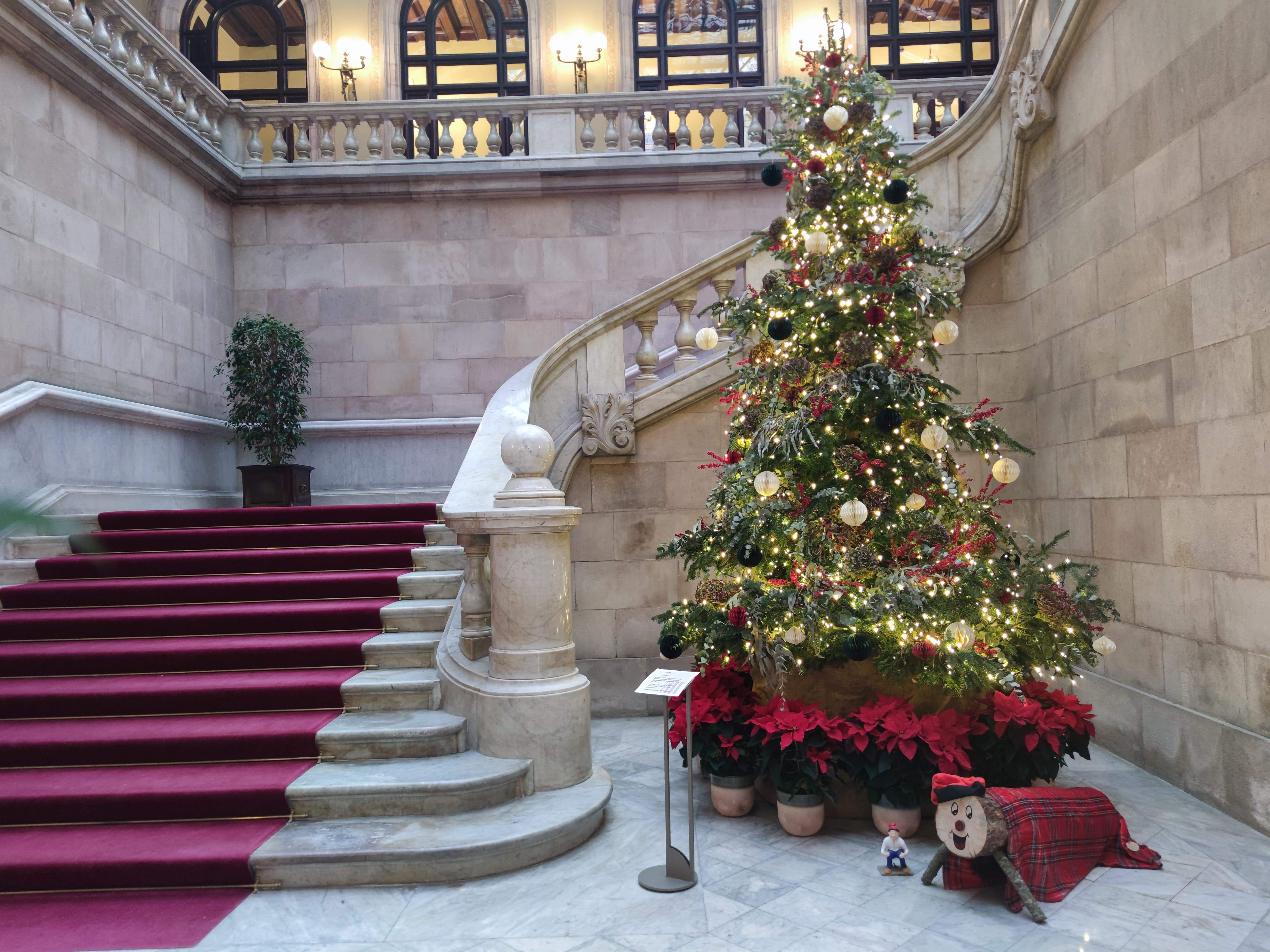 El tió, el caganer i l'arbre de Nadal al Parlament