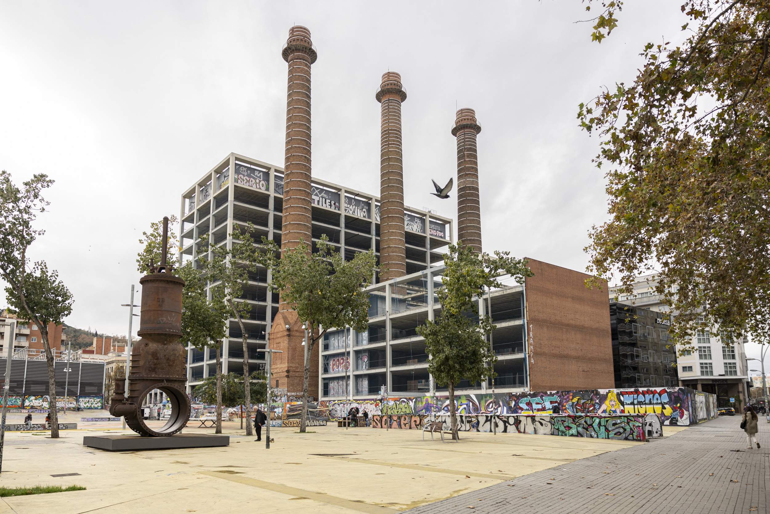 Una icona industrial, una estació modernista, un jardí reivindicatiu i altres atractius de Sants-Montjuïc