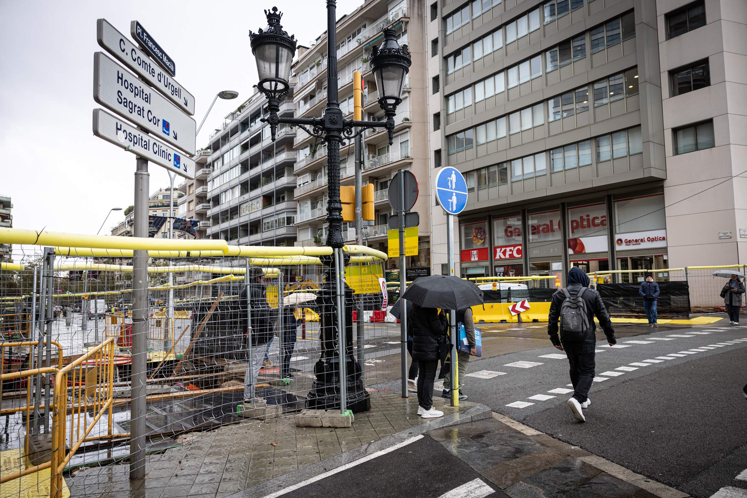 La calle Urgell, cortada en dos tramos durante un año por las obras de la L8 de FGC