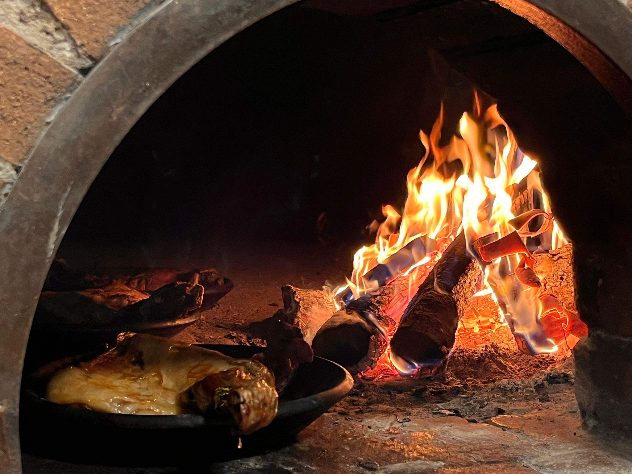 El restaurante con un horno de leña histórico y las mejores carnes a 10 minutos de Barcelona