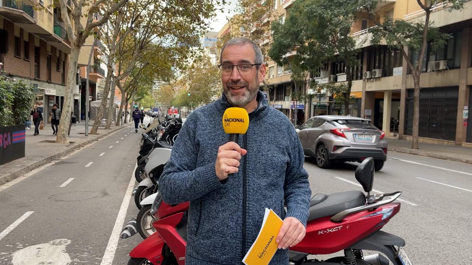 ¿Dónde y cómo se puede aparcar la moto en acera en Barcelona?