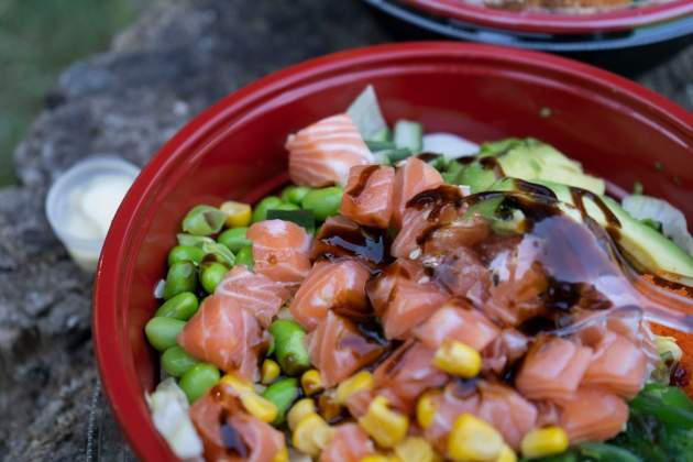 Sirve un tartar de salmón en cucharitas para un toque sofisticado / Foto: Unsplash