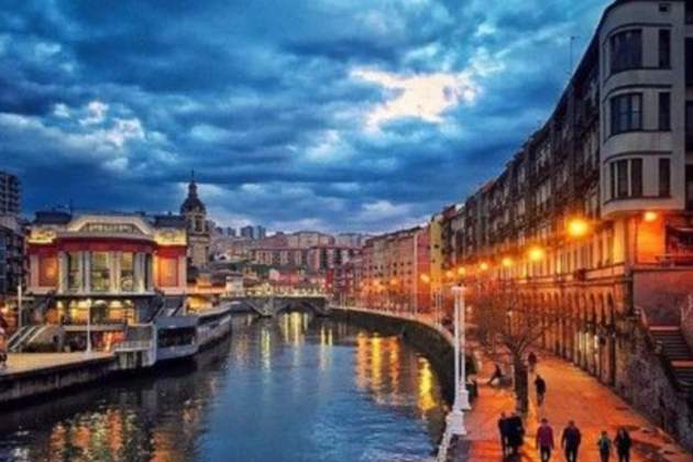 Bilbao. D'esquerra a dreta el Mercat de la Ribera, El pont de Sant Anton, la ria i Bilbo Zaharra. Font: Pinterest