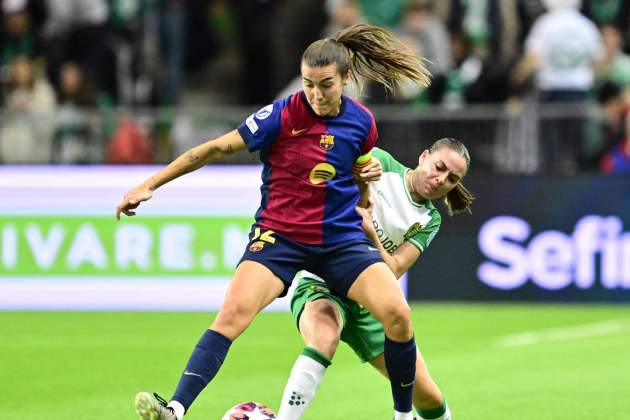 Patri Guijarro protegeix la pilota durant un partit del Barça femeni / Foto: EFE