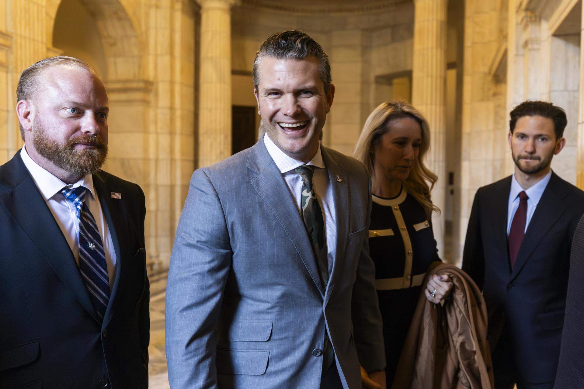 Hegseth, el secretario de Defensa de Trump, afirma que los soldados gais son parte de "la agenda marxista"