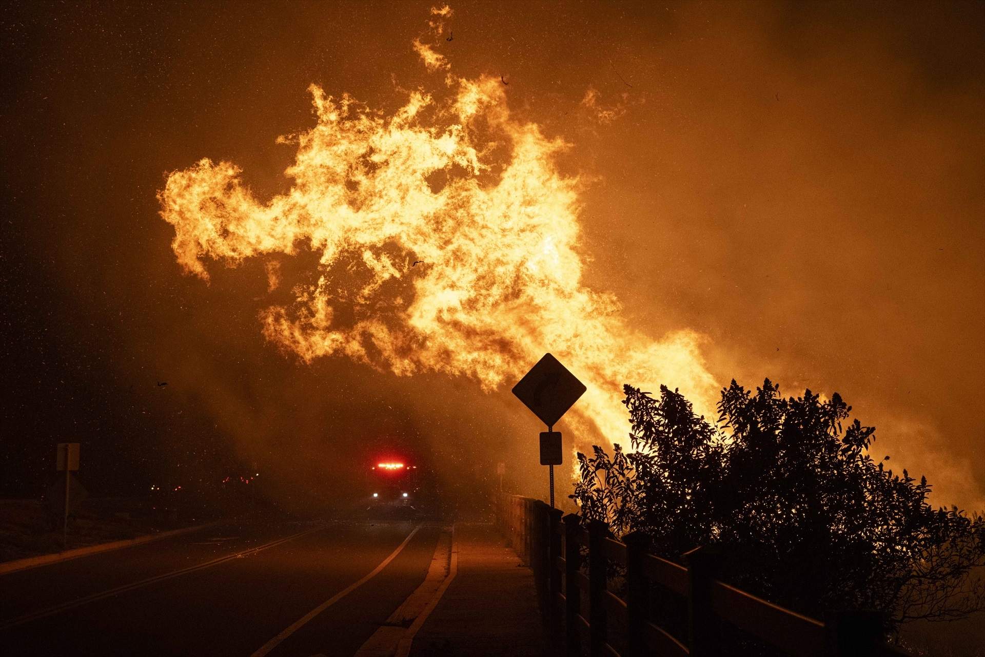 L'incendi a California, el Nadal als carrers de Barcelona i més: la volta al món en 15 fotos