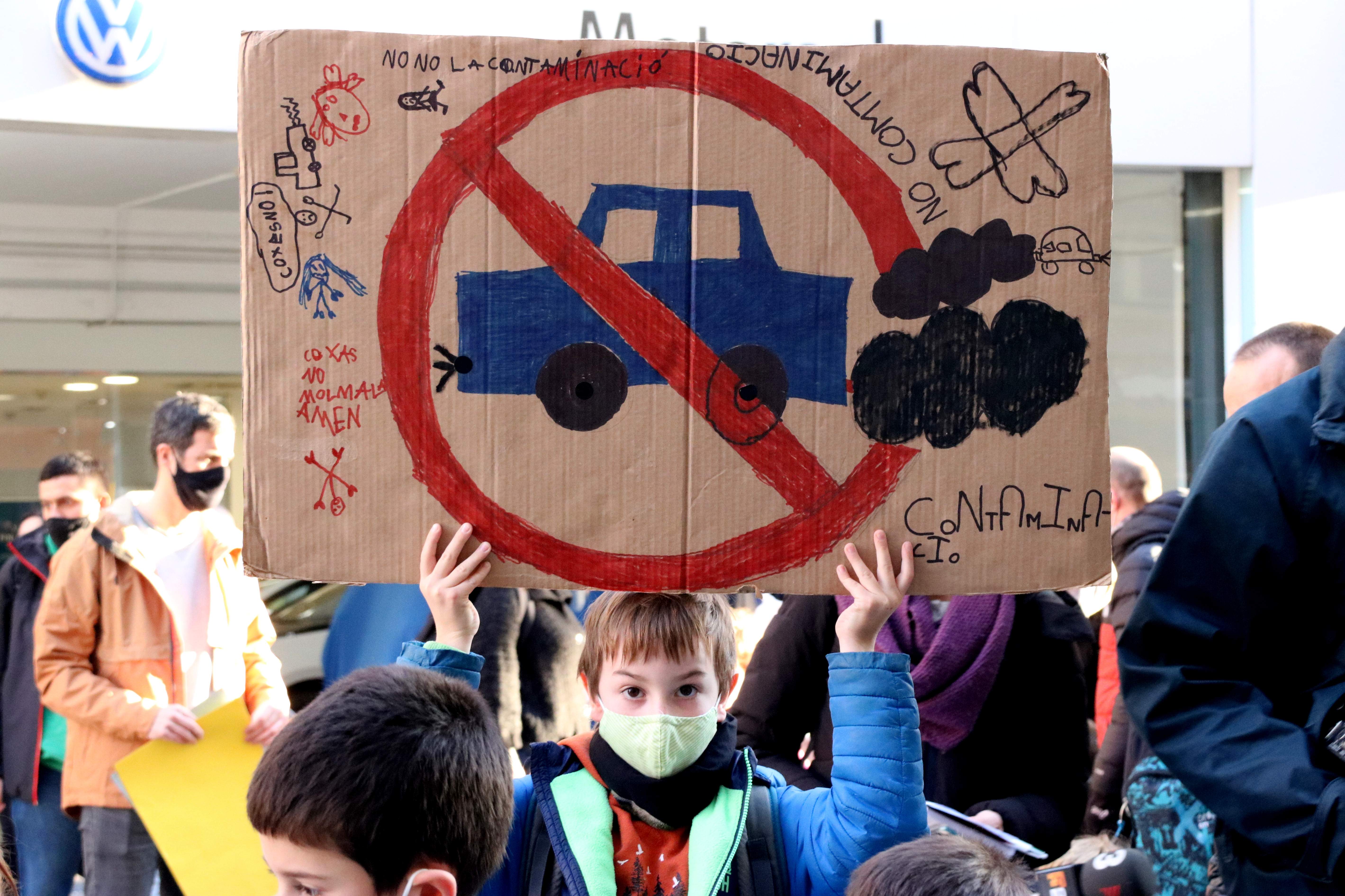 La mayoría de los niños de Catalunya respiran aire perjudicial a la salud en la escuela