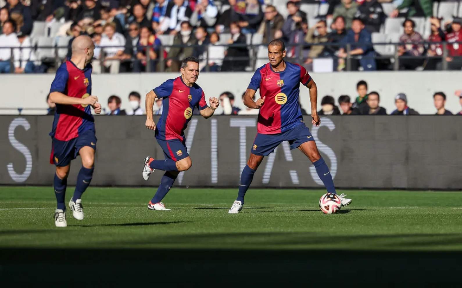 Iniesta da la victoria 'in extremis' al Barça ante el Real Madrid (2-1) en el Clásico de leyendas