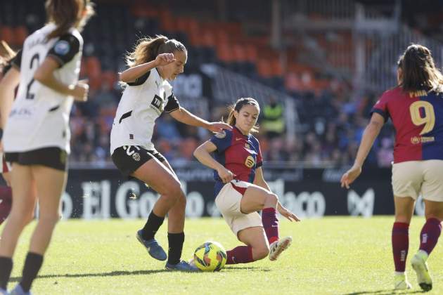 Aitana Bonmatí cortando balón / Foto: EFE