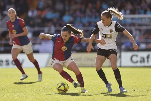 Claudia Pina luchando por el balón / Foto: EFE