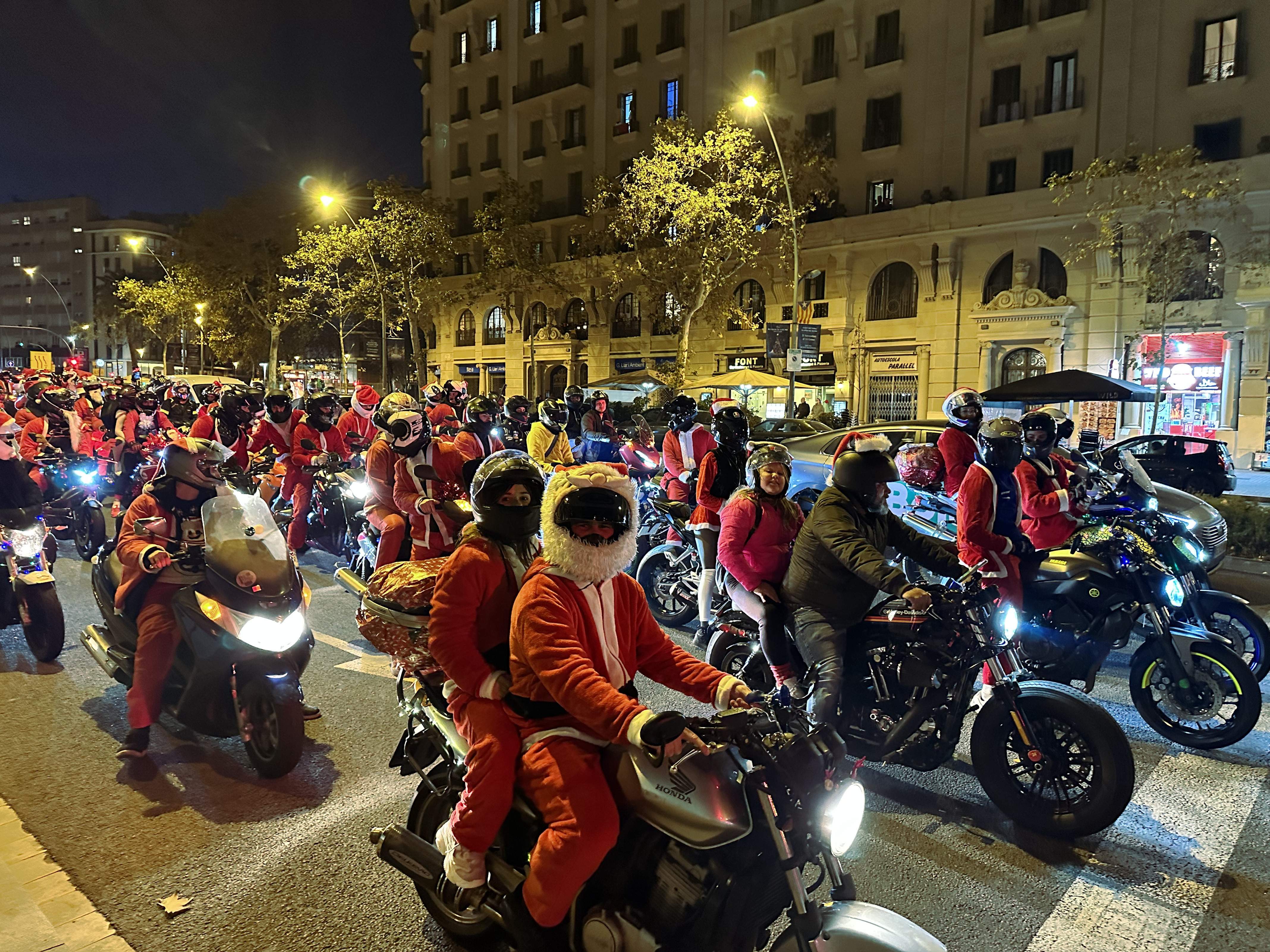 Pols als carrers de Barcelona entre motoristes de la Papanoelada i activistes per la qualitat de l'aire