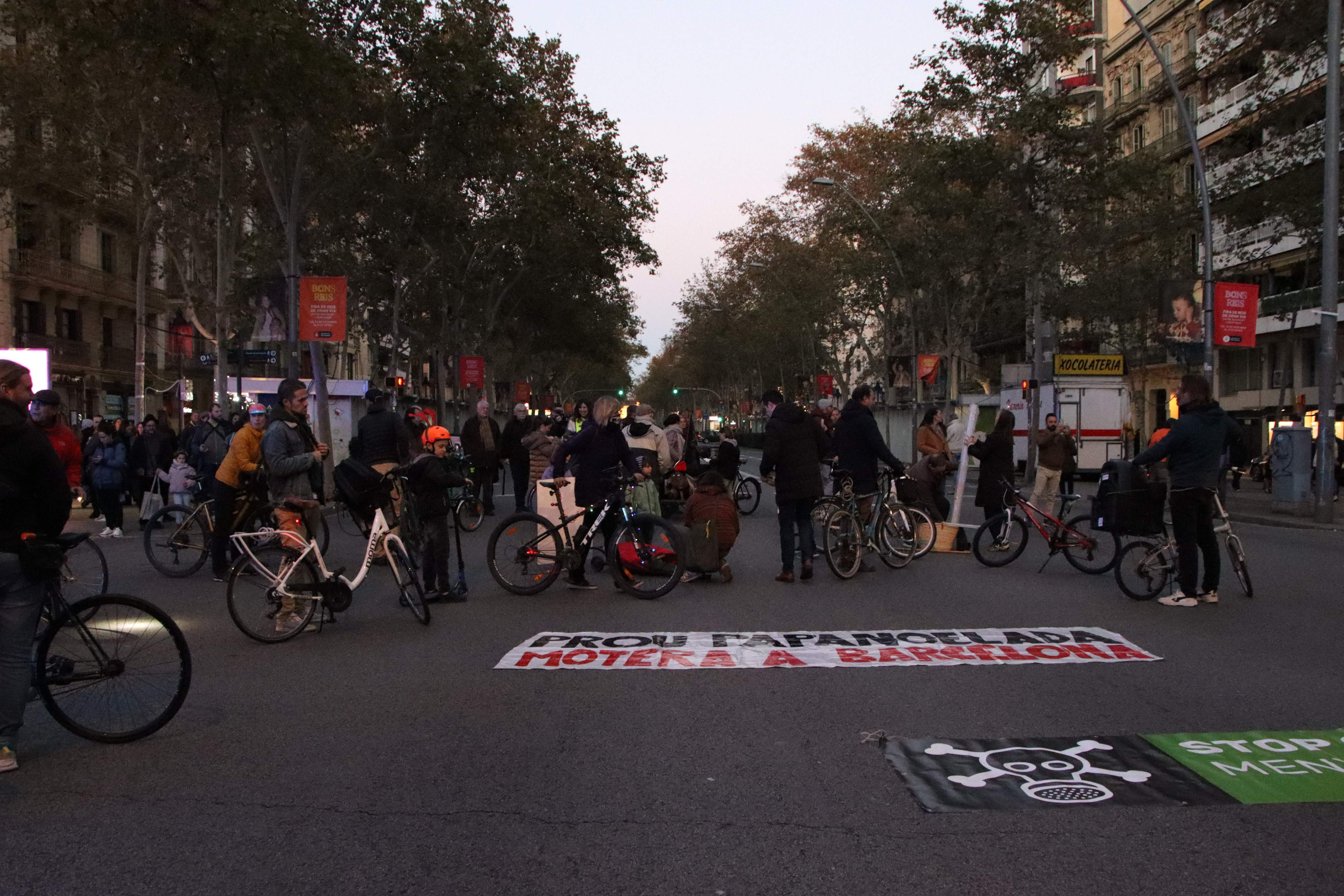 Pols als carrers de Barcelona entre motoristes de la Papanoelada i activistes per la qualitat de l'aire