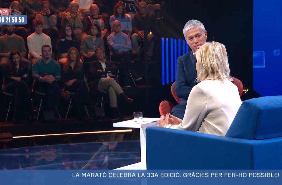 Albert Om y Eva Arderius en el fondo, TV3