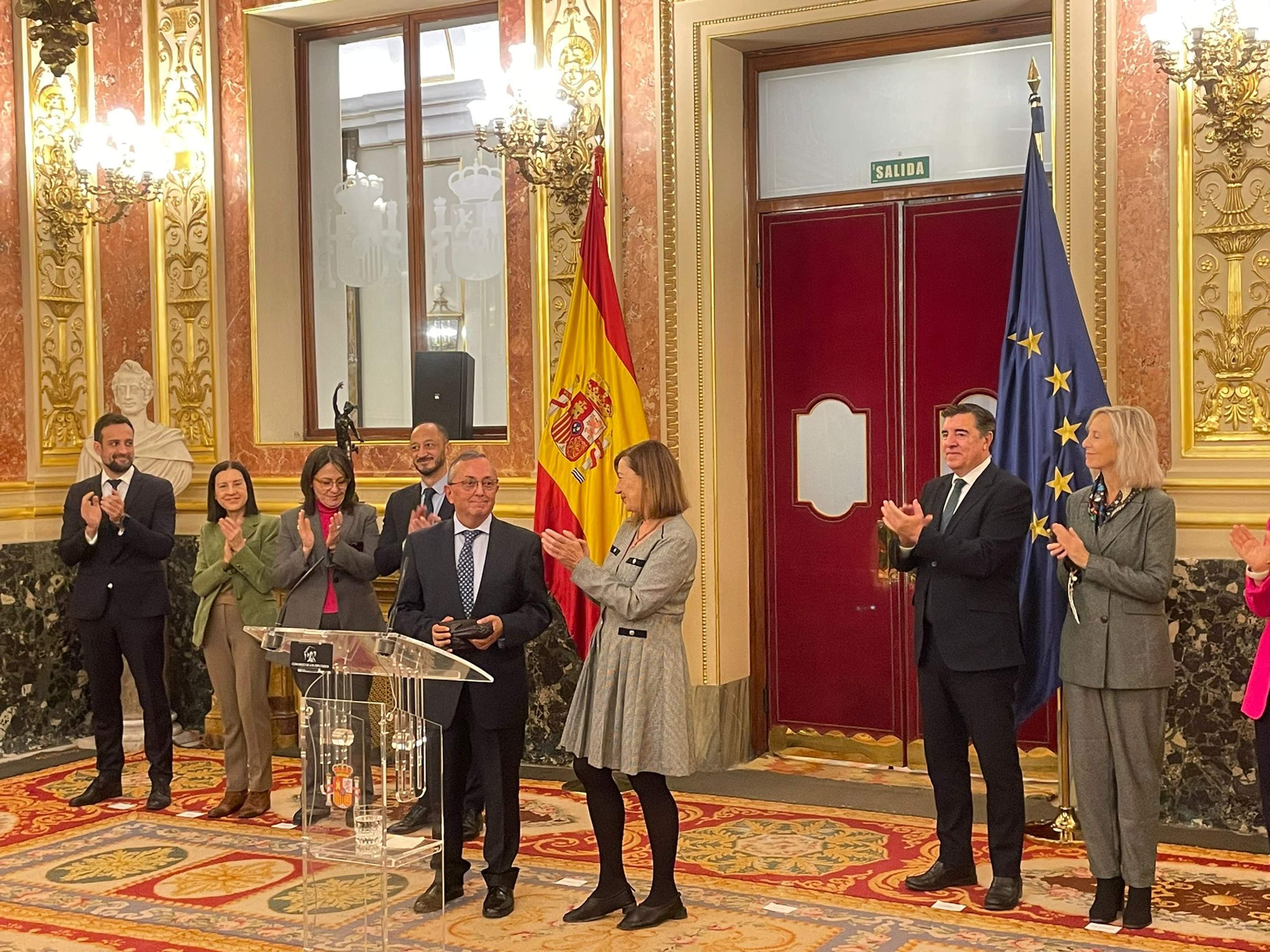 El periodista Josep Capella rep el premi Josefina Carabias del Congrés dels Diputats