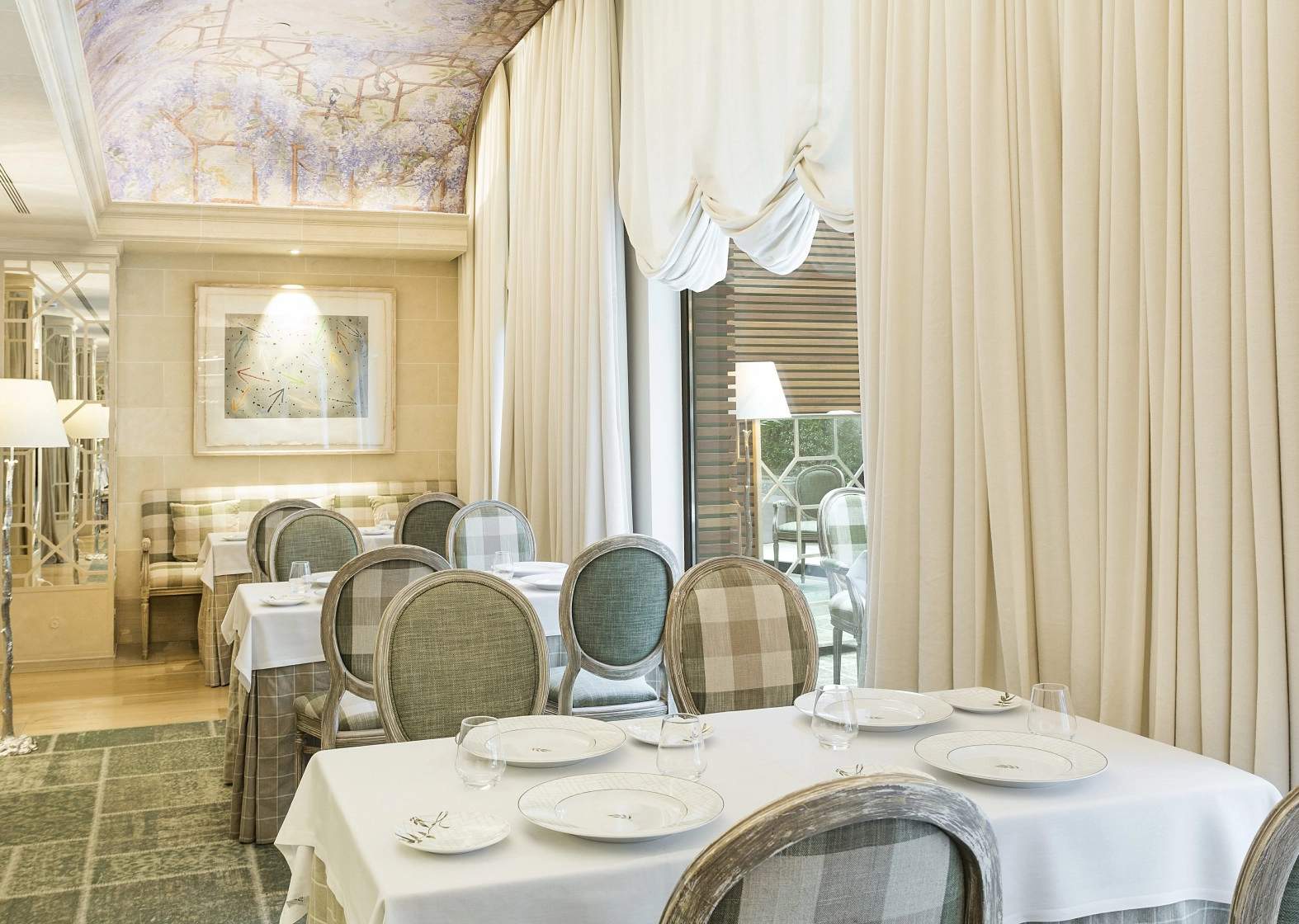 El luxós restaurant de Barcelona on menjar com els déus amb un servei excels