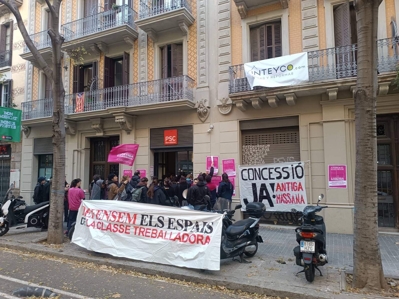 Ocupen la seu del PSC de Barcelona per exigir que s'aturi el desallotjament de l'Antiga Massana