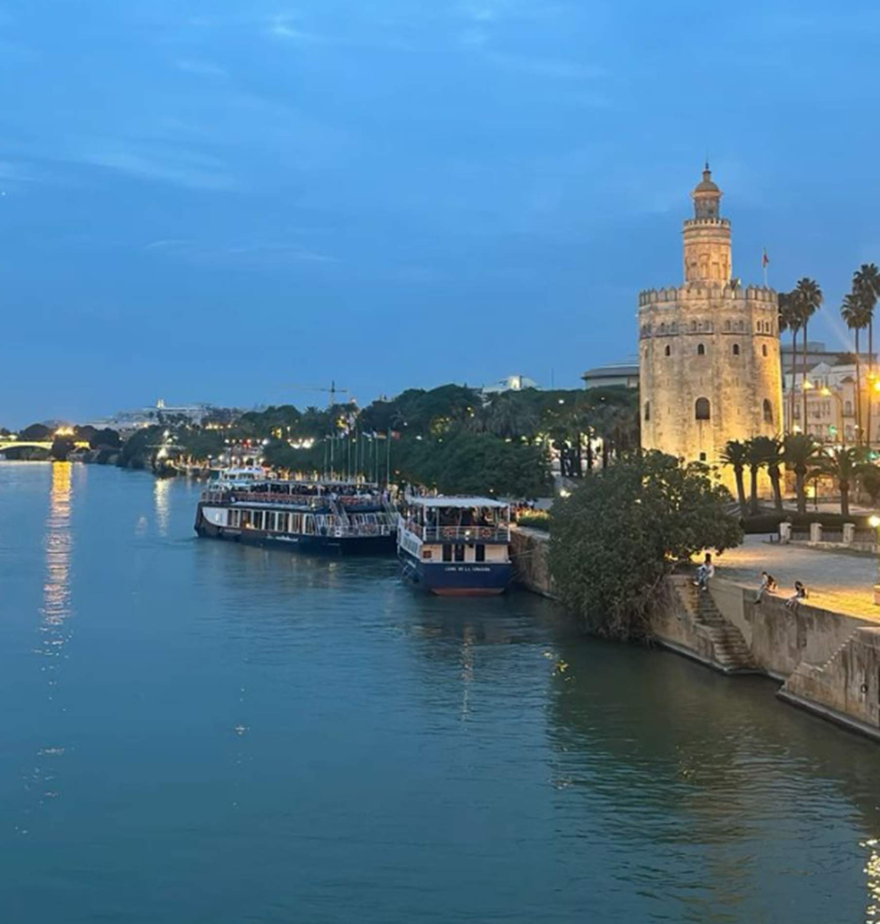 Sevilla. Torre del Oro, muelle del antiguo puerto fluvial y el río Guadalquivir. Font Pinterest