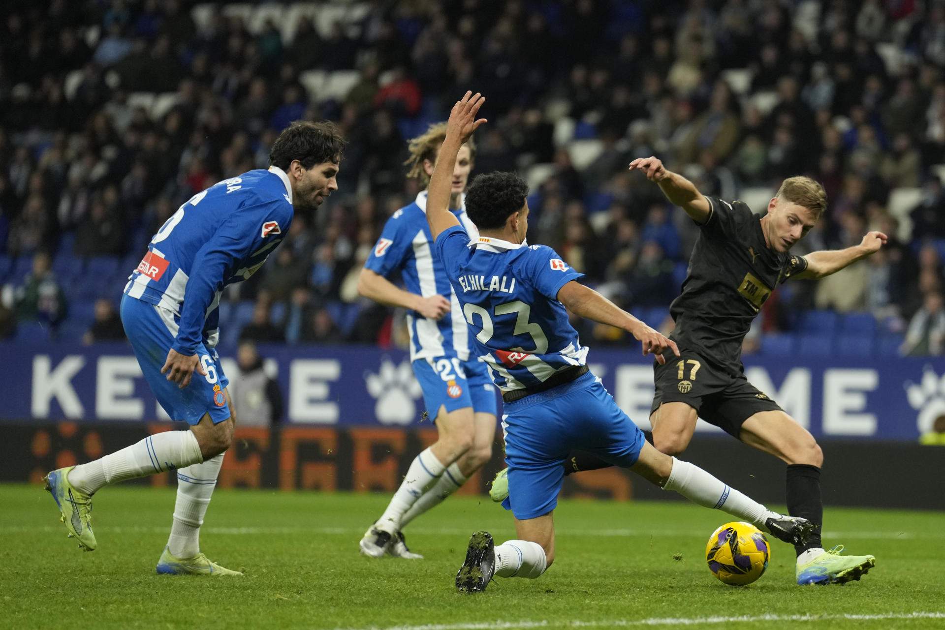 Empate insuficiente entre Espanyol y Valencia (1-1) que se condenan en posiciones de descenso