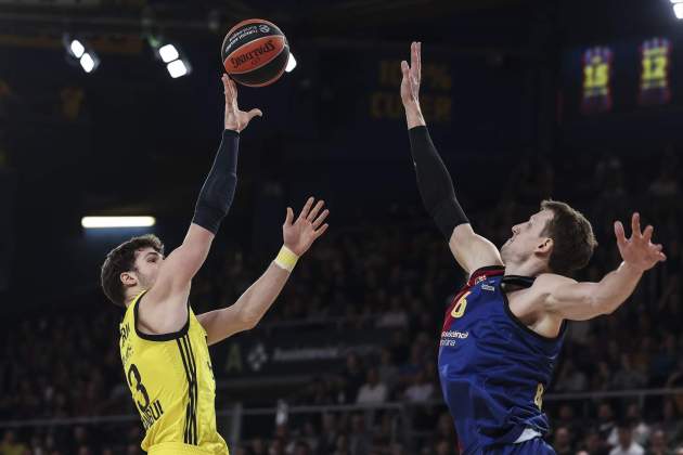 Jan Vesely defiende durante un partido de Eurolliga / Foto: Europa Press