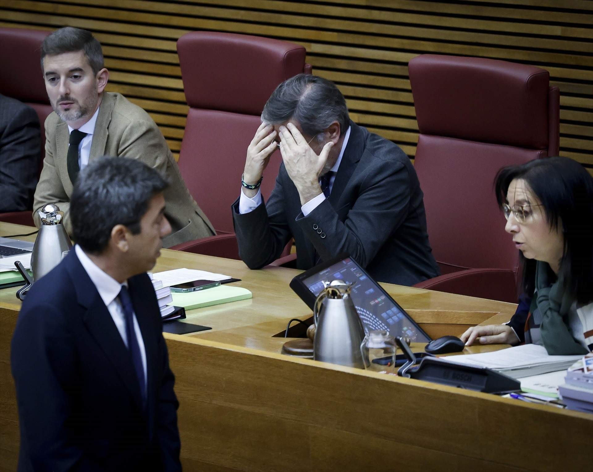 Bronca, gritos de "Mazón dimisión" e insultos en las Corts Valencianes: la tensión obliga a parar el pleno