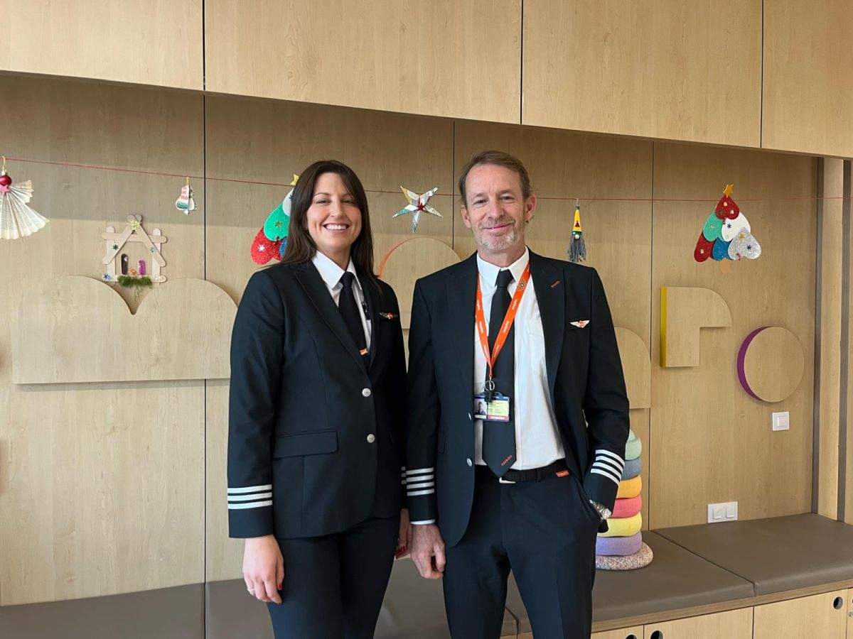 Pilotos de easyJet cambian los mandos del avión por una tarde de conversación y aprendizajes con niños