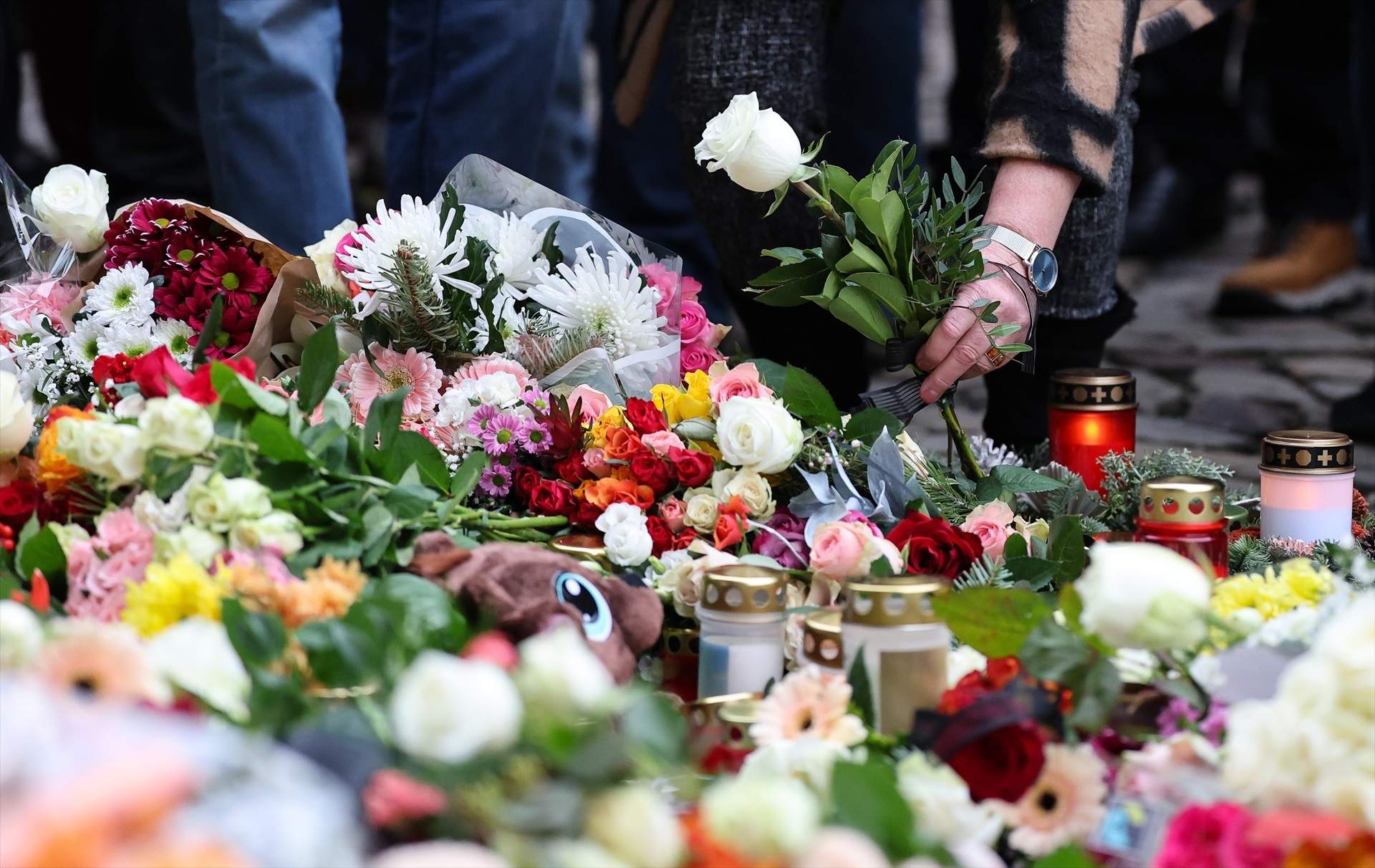 EuropaPress 6419420 21 december 2024 saxony anhalt magdeburg woman lays flowers at the official