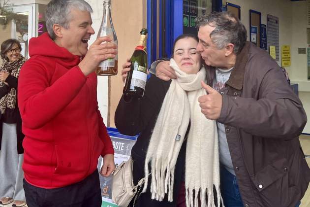 La directora del balneario celebra el tercer premio de la Lotería de Navidad / ACN