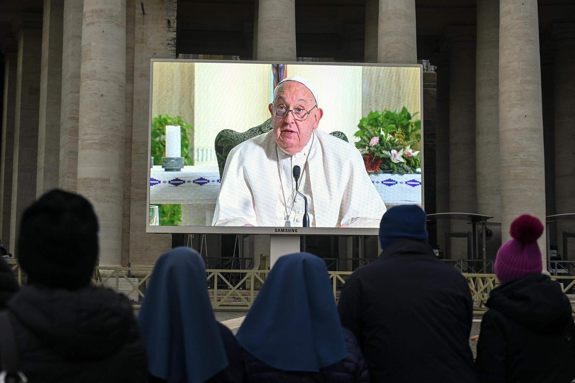 Un resfriado obliga al papa Francisco a rezar el Ángelus desde su residencia en Santa Marta