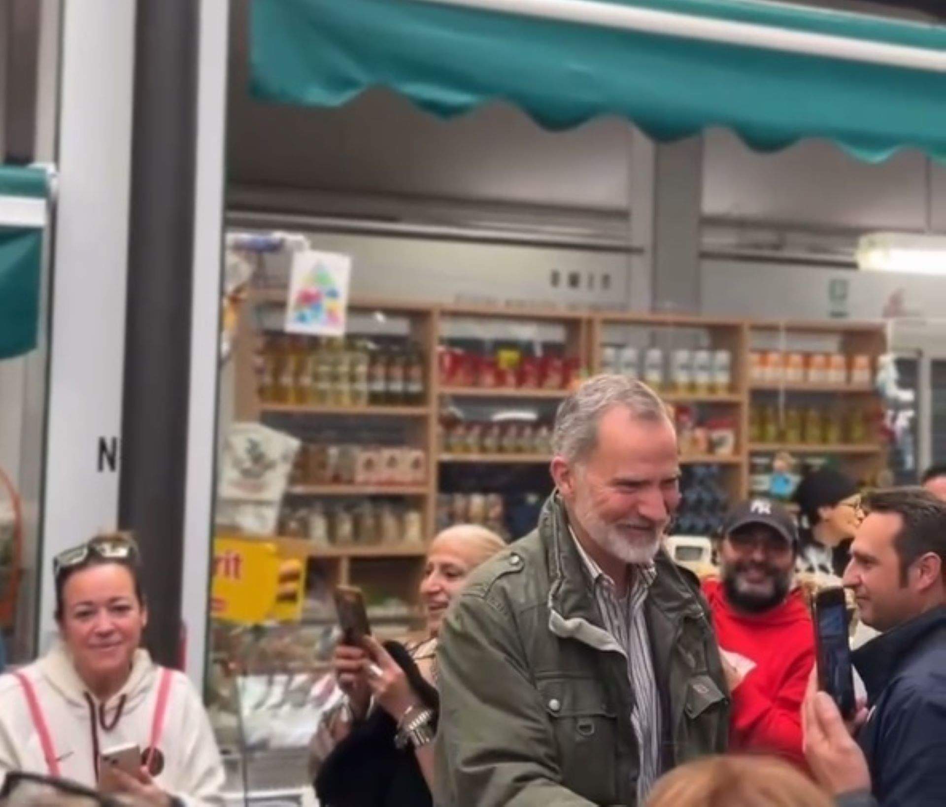 La família reial visita per sorpresa Catarroja dos mesos després de la DANA