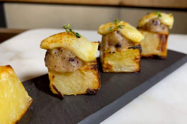 Dados de patata con huevo de codorniz y butifarra negra Ada Parellada foto Raquel Sánchez