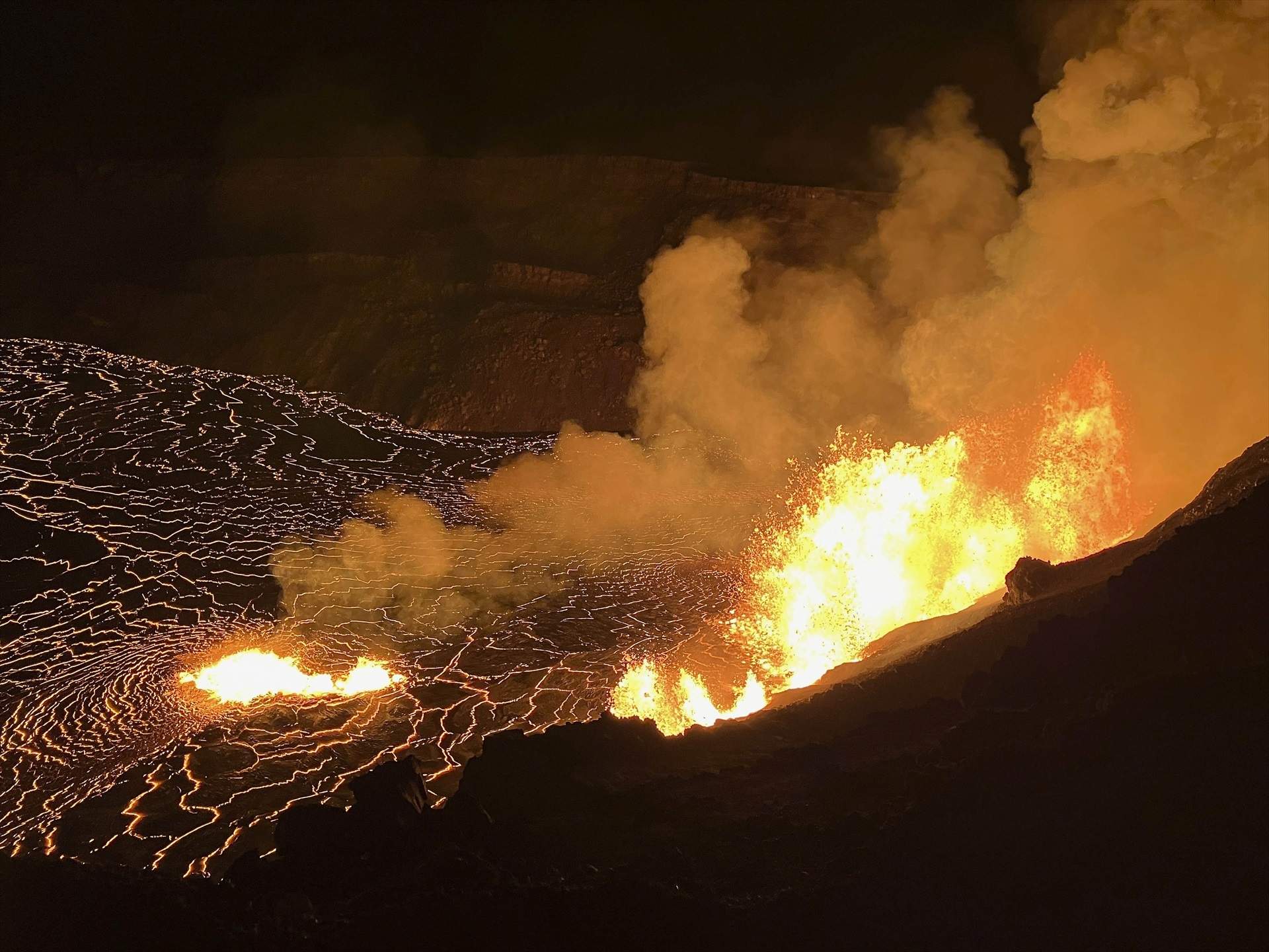 El volcà hawaià Kilauea entra en erupció amb fonts de lava de 80 metres: imatges espectaculars